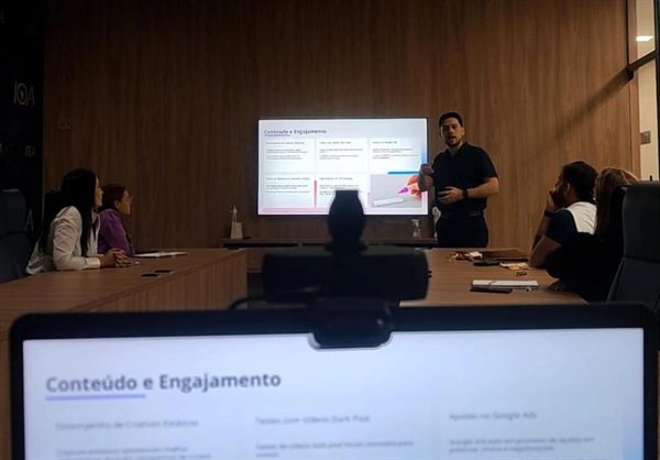 Capacitação sobre conteúdo e engajamento conduzida pela Aluz Company