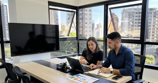 Equipe da Aluz Company analisando uma estratégia em notebook durante reunião