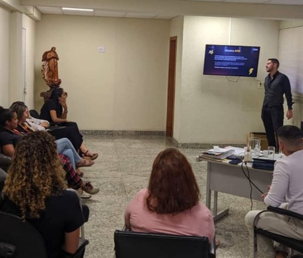 Treinamento comercial conduzido pela Aluz Company para equipe de atendimento